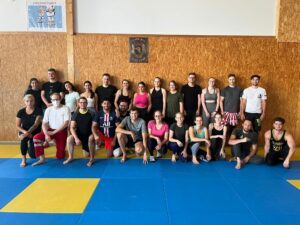 Read more about the article Selbstverteidigung für den Rettungsdienst – angehende Notfallsanitäter beim 1. MJC