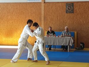 Mehr über den Artikel erfahren Kyu-Prüfung im Ju-Jutsu: 8 lächelnde Prüflinge