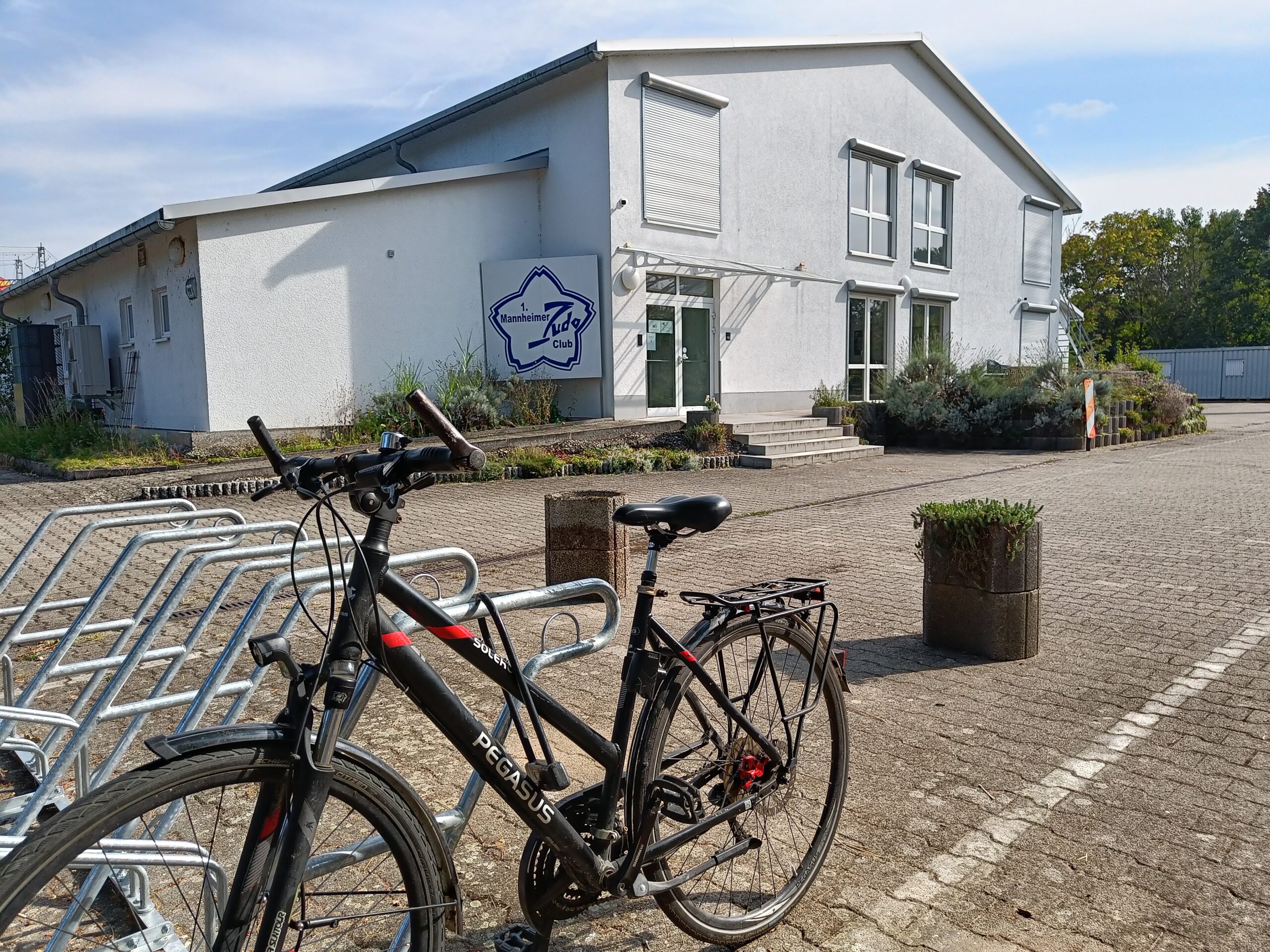 Mehr über den Artikel erfahren Sommerheinzelmännchen – Fahrradständer installiert